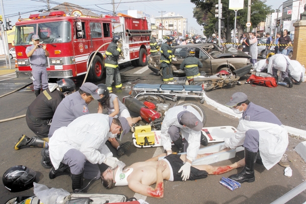 Bombeiros fazem simulação de acidente em plena avenida: campanhas educativas perdem eficácia e trânsito continua caótico